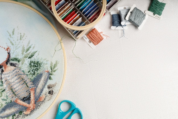 Mesa de trabajo con bordados en progreso