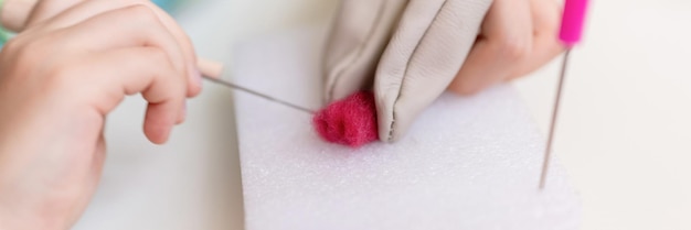 Manos bordando tela con aguja